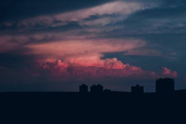 Brezilya 'daki binaların siluetinde gün batımı silueti.