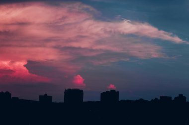 Brezilya 'daki binaların siluetinde gün batımı silueti.