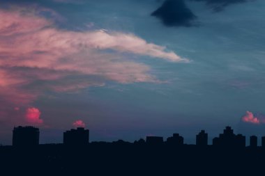 Brezilya 'daki binaların siluetinde gün batımı silueti.