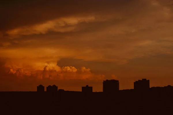 Ηλιοβασίλεμα σε κτίρια σιλουέτα ορίζοντα στην πόλη της Βραζιλίας — Φωτογραφία Αρχείου