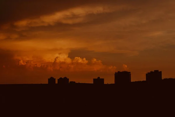 Zonsondergang bij gebouwen silhouet skyline op Braziliaanse stad — Stockfoto