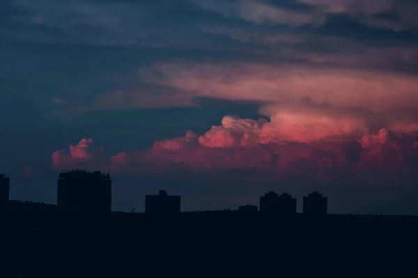 Tramonto a edifici skyline silhouette a città brasiliana — Foto Stock