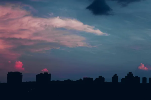 Zonsondergang bij gebouwen silhouet skyline op Braziliaanse stad — Stockfoto