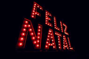 Mutlu noeller Portekizce yazılmış neon kırmızı ışık siyah ba