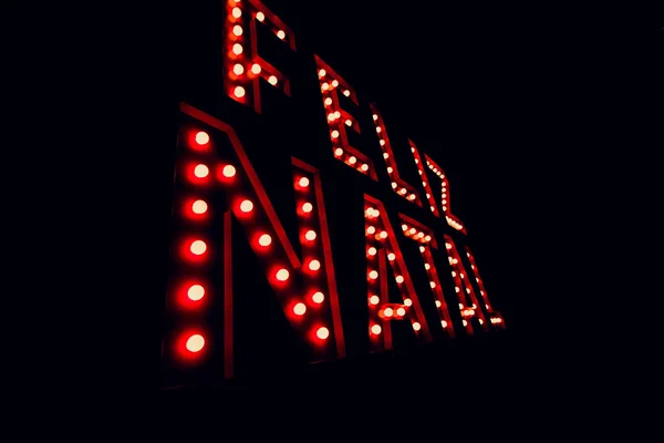 Joyeux Noël écrit en portugais sur néon lumière rouge sur noir — Photo