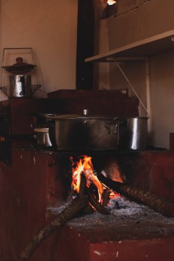 Tipik Brezilya çiftlik kırsalında odun fırını