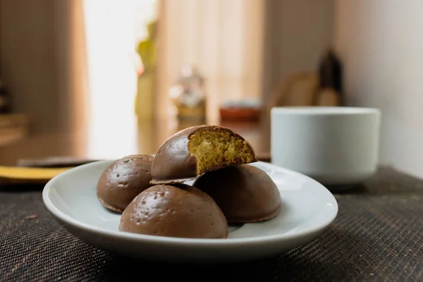 Honungsbröd kaka, typiskt brasilianskt godis med kopp kaffe o — Stockfoto