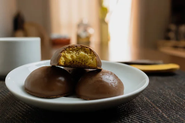 Honungsbröd kaka, typiskt brasilianskt godis med kopp kaffe o — Stockfoto