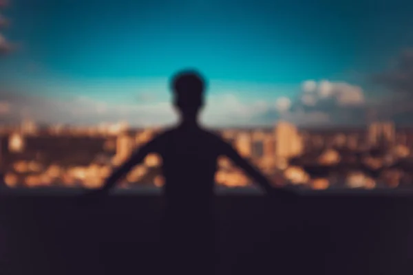 Silhouette of a young man on city skyline background — 스톡 사진