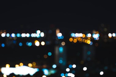 Siyah arkaplanda Bokeh Renkli Şehir Işıkları