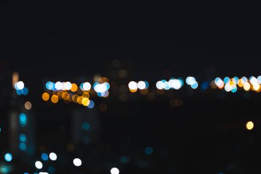 Siyah arkaplanda Bokeh Renkli Şehir Işıkları