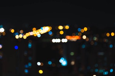 Siyah arkaplanda Bokeh Renkli Şehir Işıkları