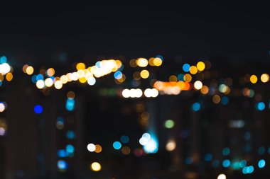 Siyah arkaplanda Bokeh Renkli Şehir Işıkları