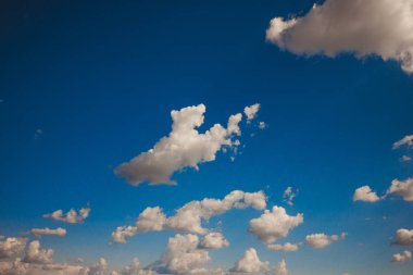 Fırfırlı bulutlarla dolu harika bir yaz masmavi gökyüzü