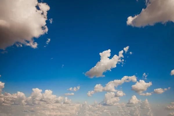 Incredibile estate cielo blu con nuvole frash — Foto Stock