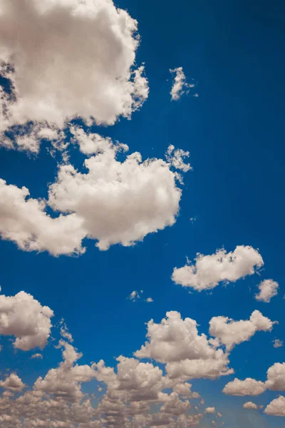 Verbazingwekkende zomer blauwe lucht met frash wolken — Stockfoto