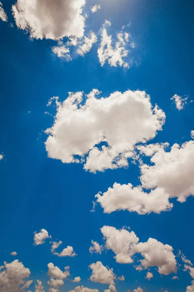 Incredibile estate cielo blu con nuvole frash — Foto Stock