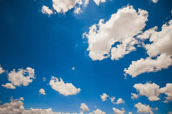 Verbazingwekkende zomer blauwe lucht met frash wolken — Stockfoto