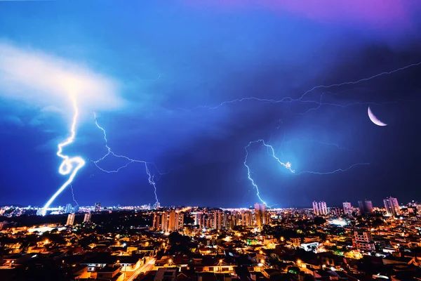 巴西城市的雷雨。 Ribeirao Preto的照片，圣保罗 — 图库照片