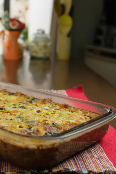 Pie with Cheese and Black Olive, знаменитий святковий пиріг у Бразилії. — стокове фото