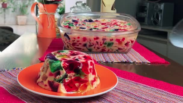 色でゼラチン ブラジルで非常に有名な甘い 木製のテーブルキッチンでブラジルのお菓子 — ストック動画