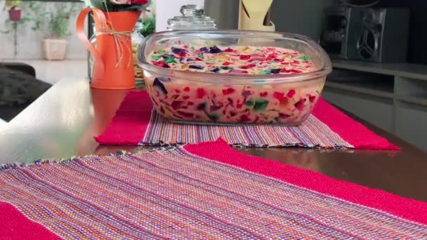 Gelatine Kleuren Zoet Zeer Beroemd Brazilië Braziliaanse Snoep Houten Tafel — Stockvideo