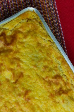 Ahşap masa mutfağında Palm Heart turtası.