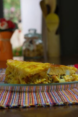 Ahşap masa mutfağında Palm Heart turtası.