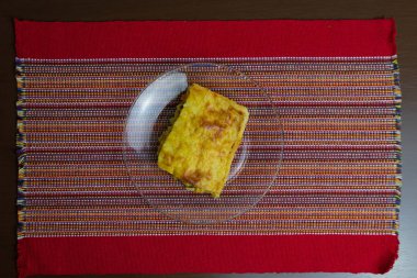 Ahşap masa mutfağında Palm Heart turtası.