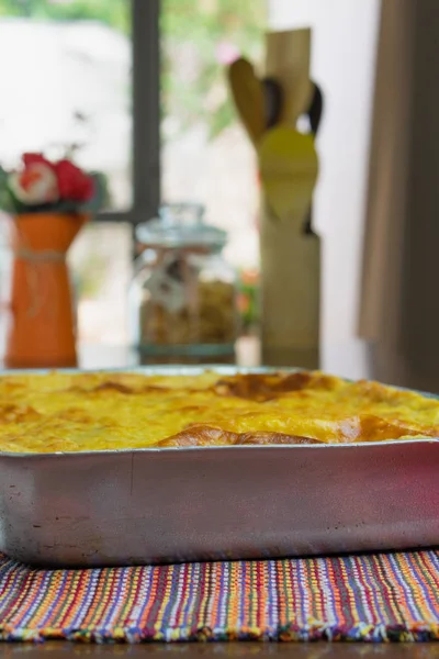 Pastel de corazón de palma en la mesa de madera cocina —  Fotos de Stock