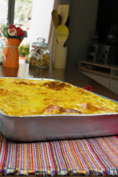 Pastel de corazón de palma en la mesa de madera cocina —  Fotos de Stock