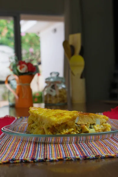 Placinta cu inima de palmier pe bucataria de masa — Fotografie, imagine de stoc