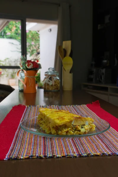 Placinta cu inima de palmier pe bucataria de masa — Fotografie, imagine de stoc