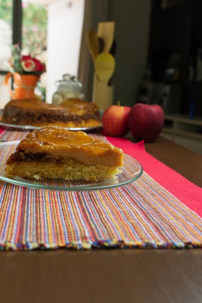 Tarta de manzana brasileña, dulce muy famosa en Brasil en la pestaña de madera —  Fotos de Stock