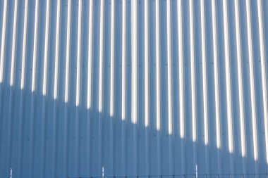 Metalik dikey çizgili organik desen