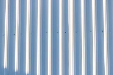 Metalik dikey çizgili organik desen