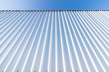 Metalik dikey çizgili organik desen