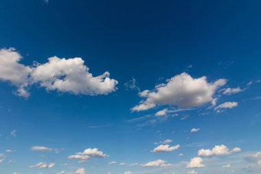 Yazın gökyüzü koyu mavi ve bulutlarla