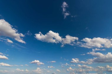 Yazın gökyüzü koyu mavi ve bulutlarla