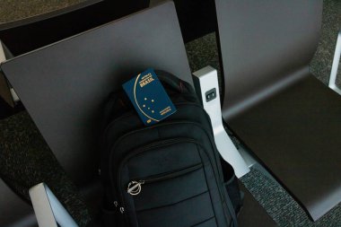 Sırt çantasının yanında Brezilya pasaportu. Seyahat konsepti.