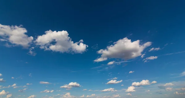 Yazın gökyüzü koyu mavi ve bulutlarla — Stok fotoğraf