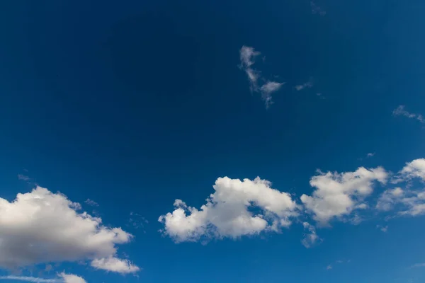 Cielo d'estate con blu intenso e nuvole — Foto Stock