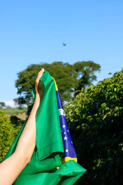 Segurando Bandeira Brasileira Vento — Fotografia de Stock