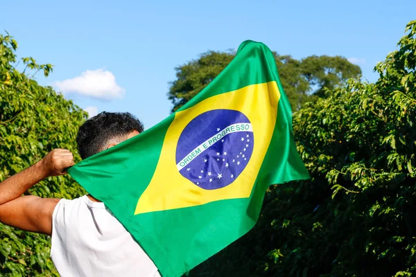 Segurando Bandeira Brasileira Vento — Fotografia de Stock