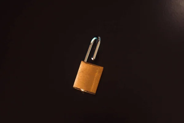 Vorhängeschloss Mit Schlüssel Isoliert Auf Schwarzem Hintergrund — Stockfoto