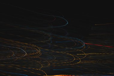 Işıklar siyah arkaplanda. Renk örtüsü ışık deseni.