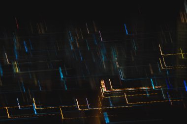 Işıklar siyah arkaplanda. Renk örtüsü ışık deseni.