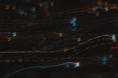 Işıklar siyah arkaplanda. Renk örtüsü ışık deseni.