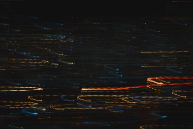 Işıklar siyah arkaplanda. Renk örtüsü ışık deseni.