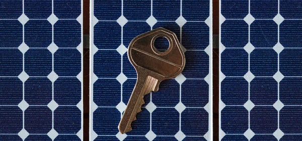 Siyah Arkaplanda Fotovoltaik Güneş Panelinde Anahtarla Asma Kilit — Stok fotoğraf